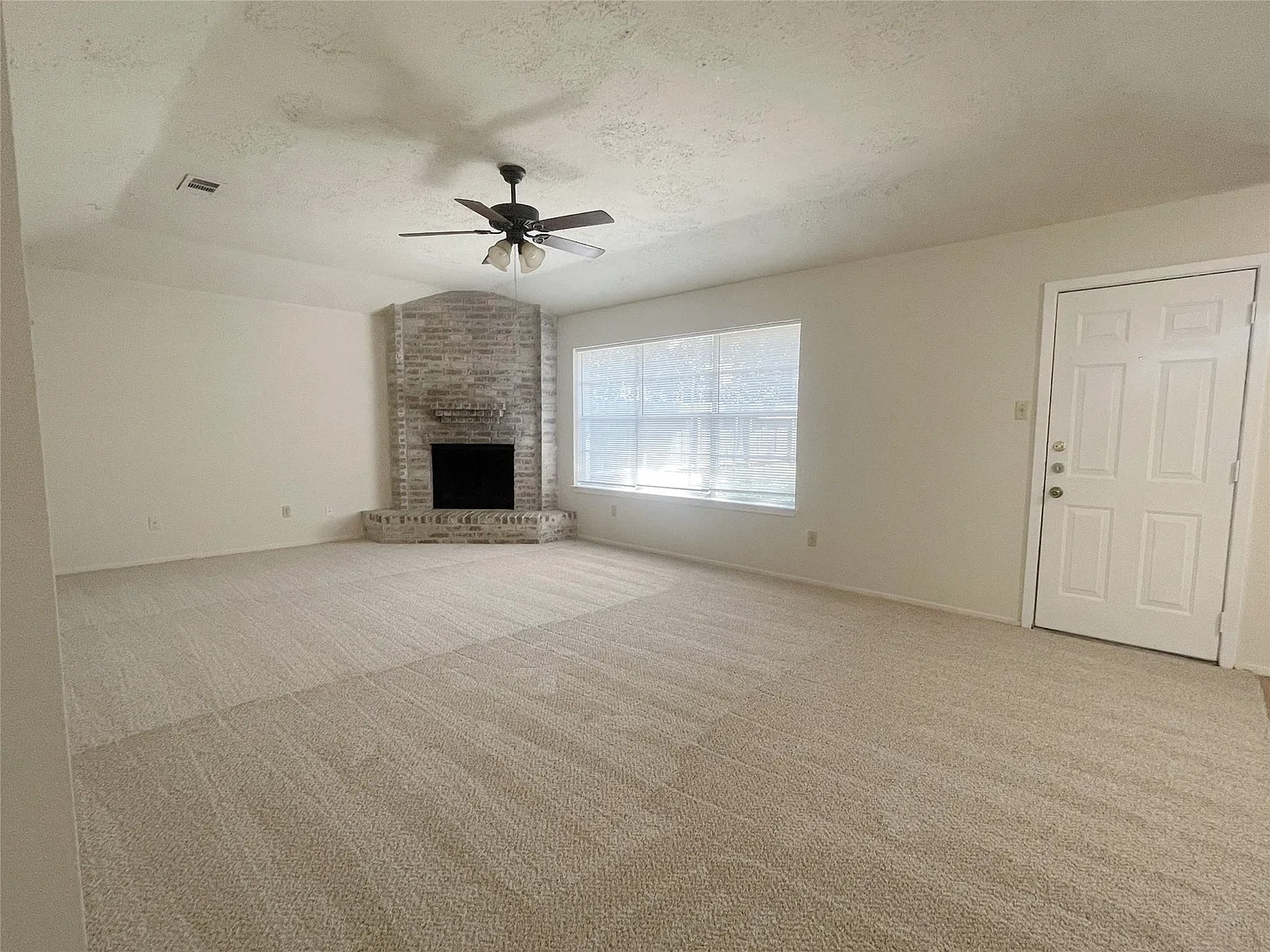 3 bed, 2.0 bath, 1310 sqft, $1,795 — Photo 2