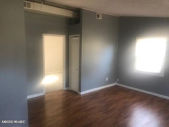 3rd image of 1508 E Mosel Ave