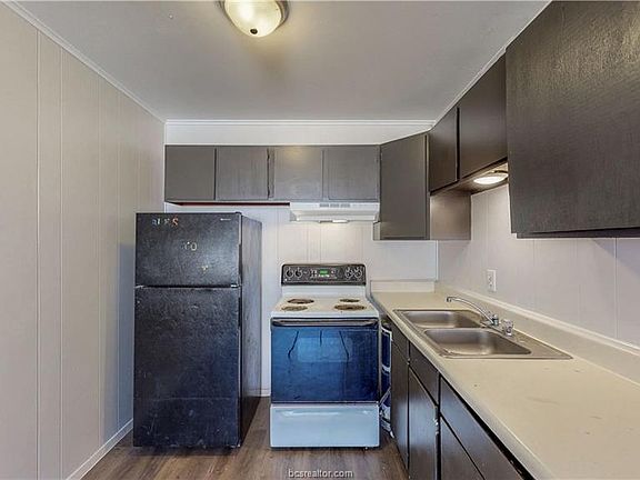5th image of 208 Lynn Dr APT A