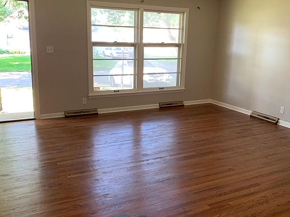4th image of 409 NW Village Dr