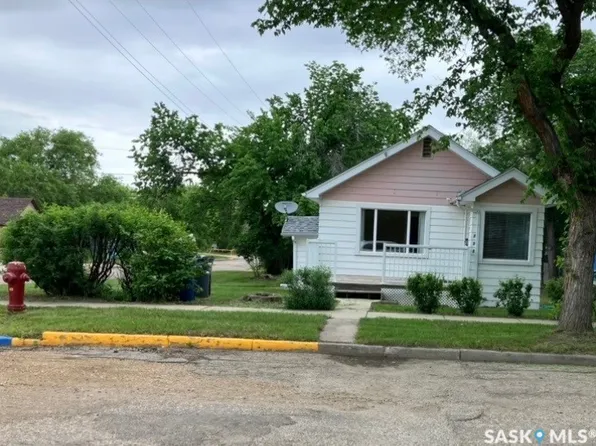 230 6TH Avenue W, Assiniboia, SK S0H 0B0