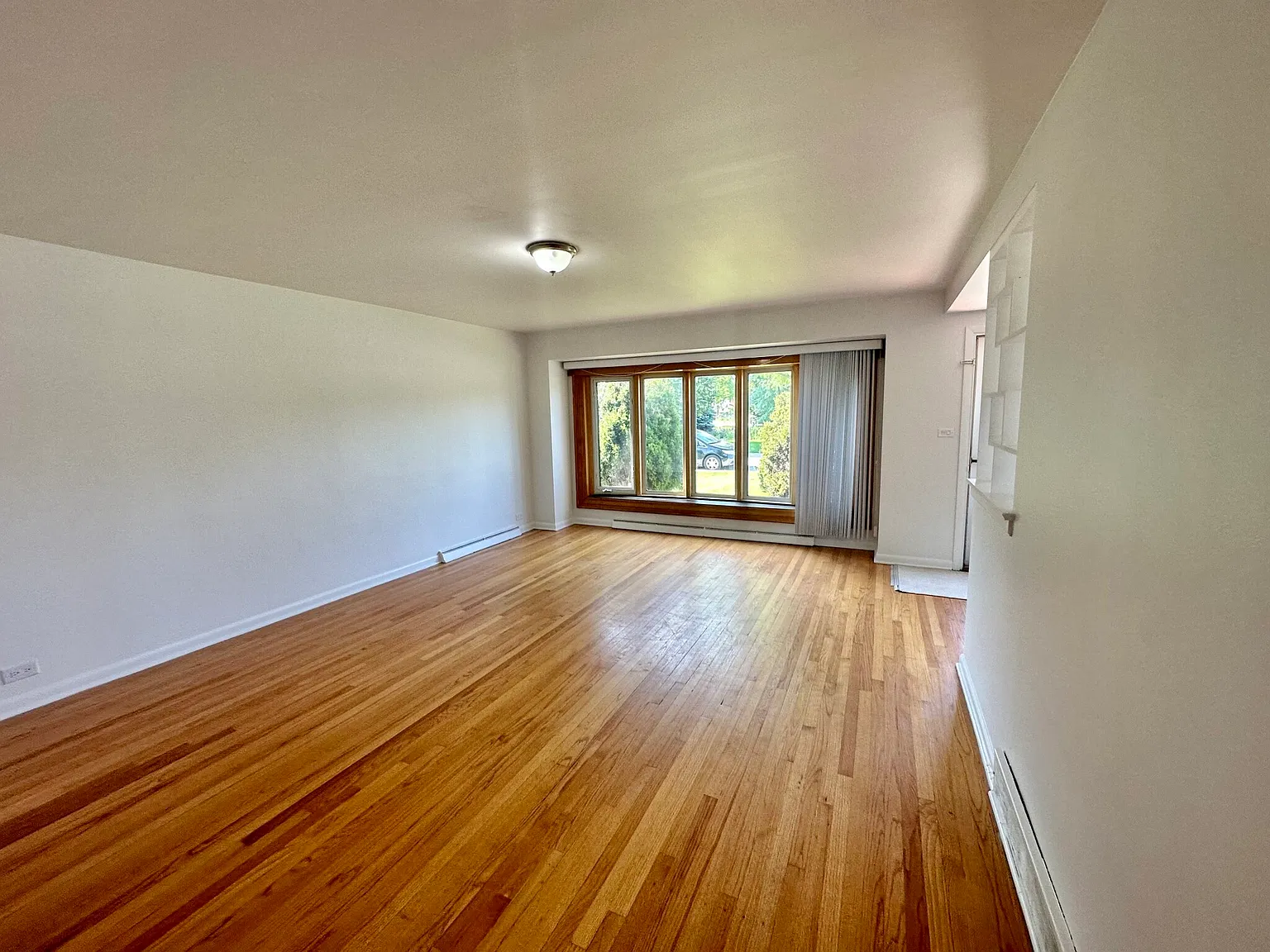 3 bed, 2.0 bath, 2480 sqft, $3,100 — Photo 2