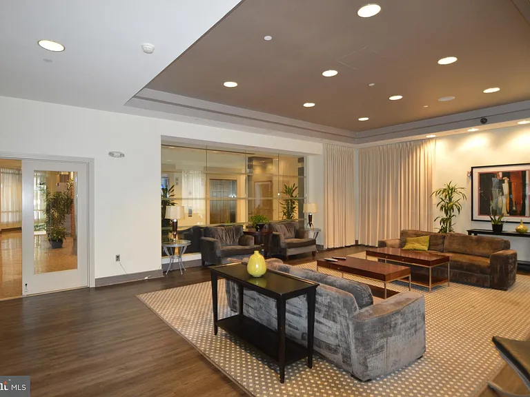 880 N Pollard St #504 — Photo 3