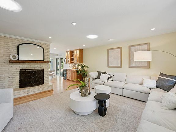 5th image of 1222 Apple Tree Court