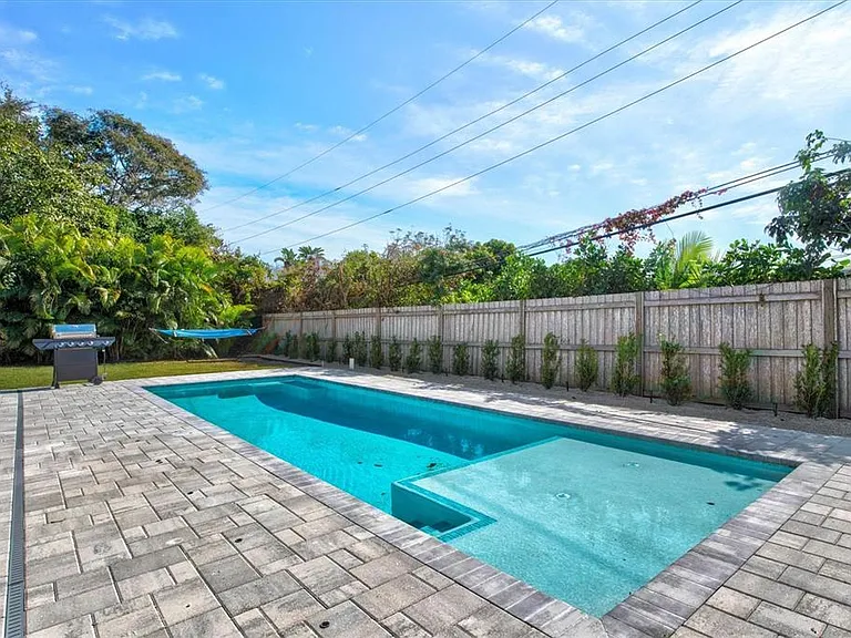 2572 Jefferson Cir — Photo 38
