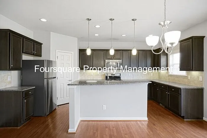 100 Cabot Dr — Photo 14