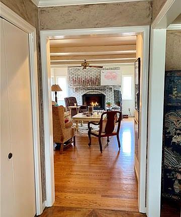4th image of 4305 Hillcrest Dr