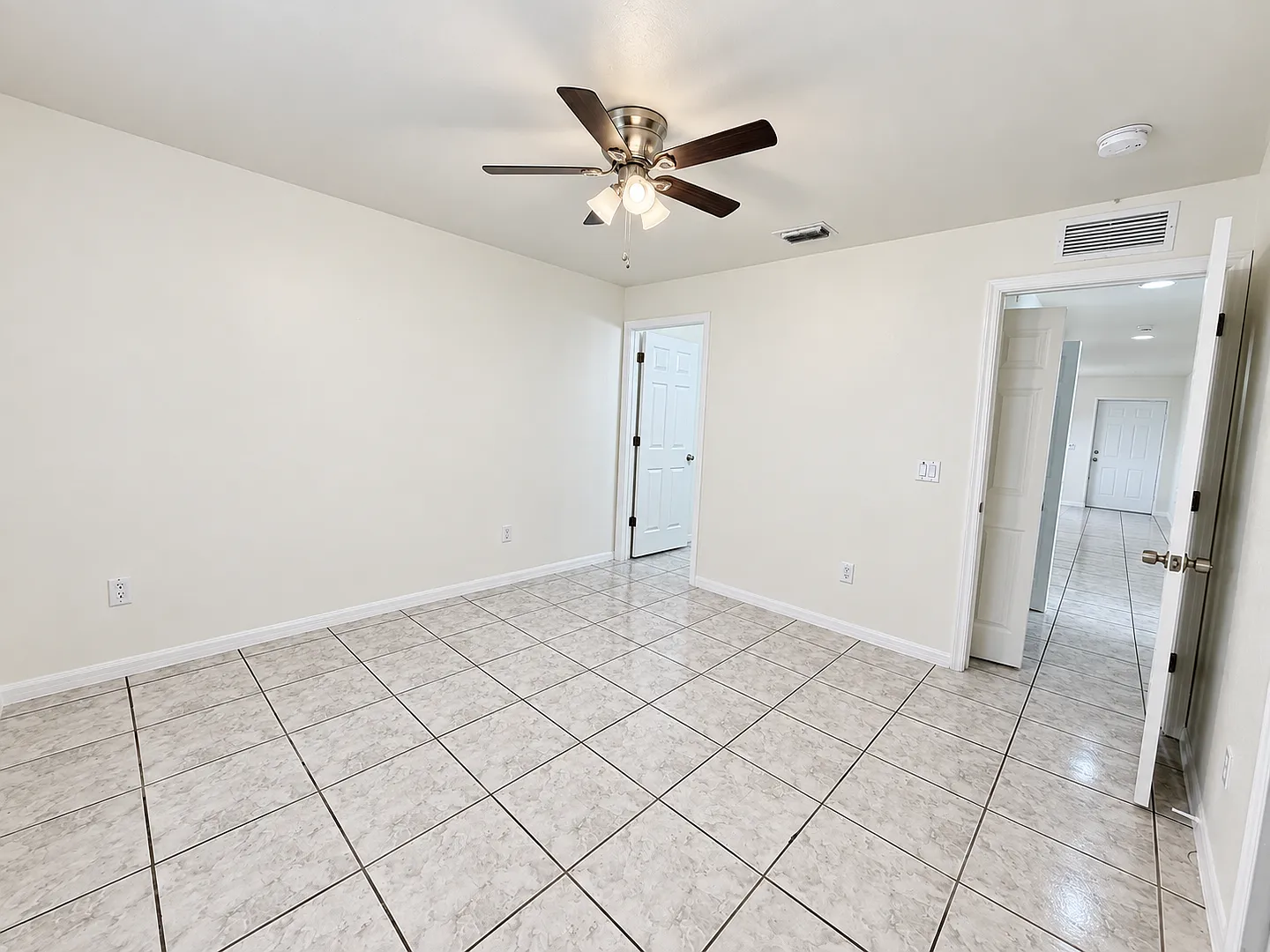Move-In Ready 3/2 Duplex | Lawn Care & Salt Service Included | Free Application!! — Photo 4