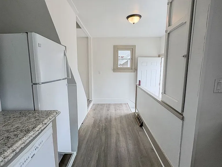 205 1/2 Terry Ave — Photo 10