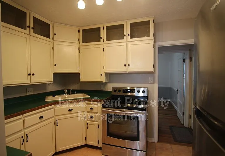 164 E 13th St — Photo 5