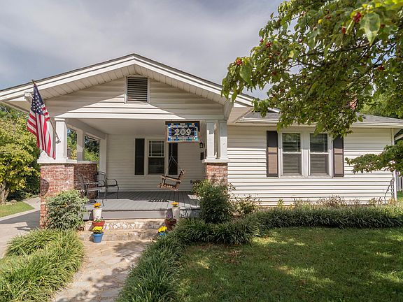 4th image of 209 Hillcrest Dr