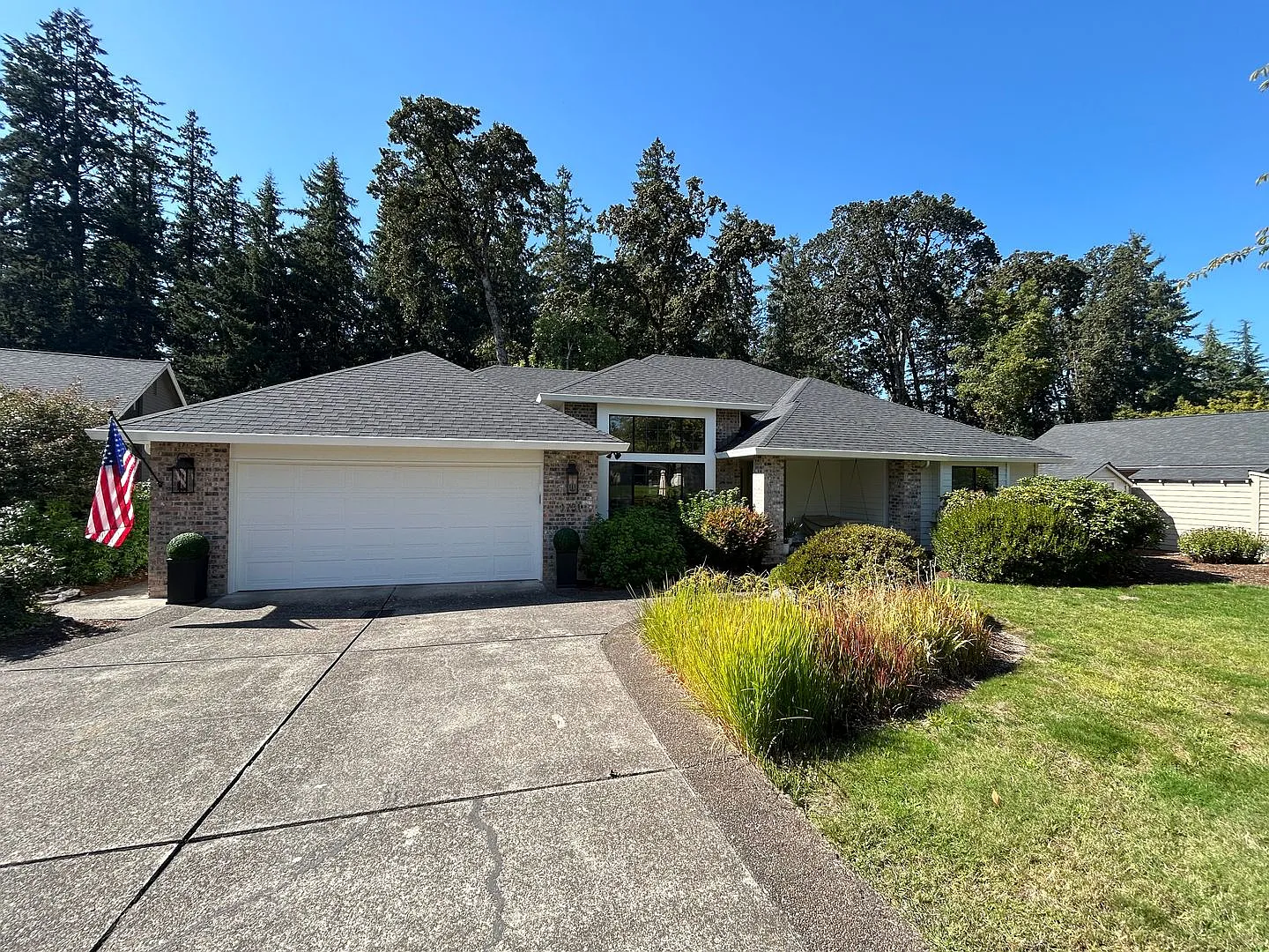 Stunning Renovated Home on Michelbook Golf Course in McMinnville — Photo 1