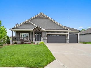 1012 SE Wood Ridge Ct, Blue Springs, MO 64014