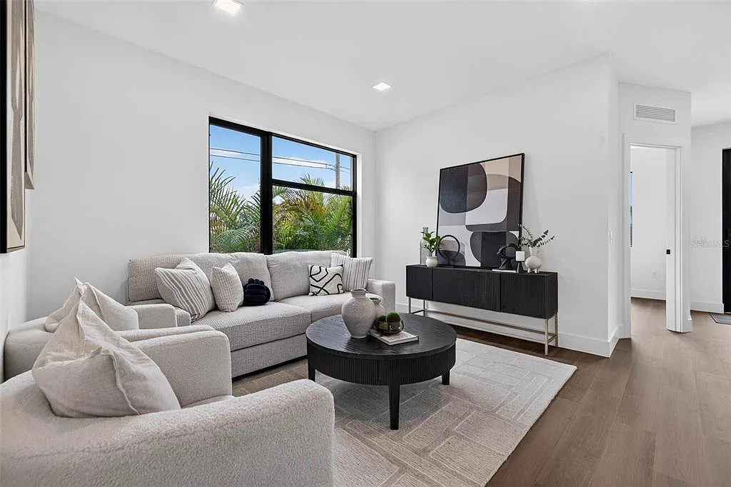 3 bed, 2.0 bath, 1592 sqft, $4,500 — Photo 4