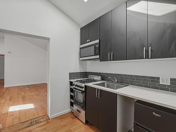 3rd image of 137 Arena St
