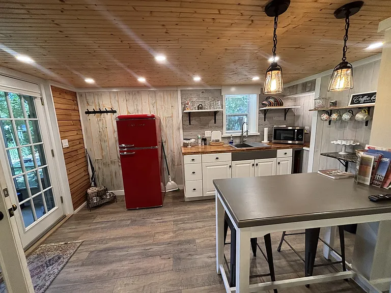 3048 Edgemont Dr — Photo 3