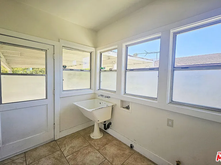 648 N Heliotrope Dr — Photo 12