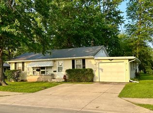 624 N Worthey St, Flora, IL 62839