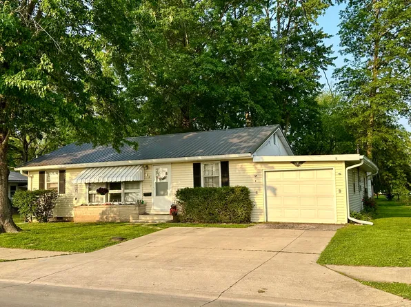 624 N Worthey St, Flora, IL 62839