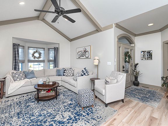 4th image of 815 Martin Way