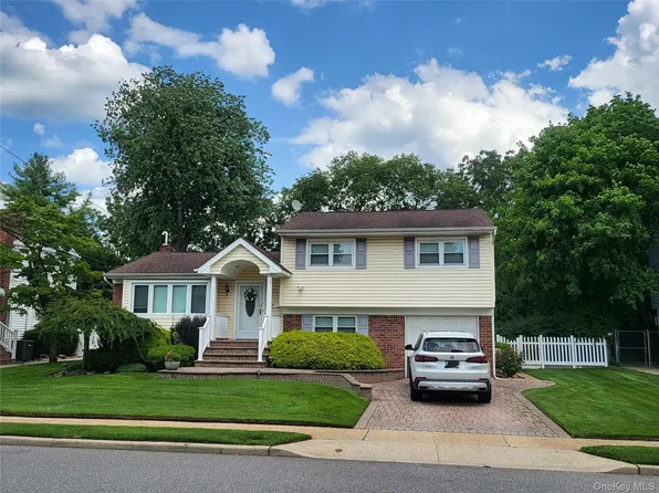 50 Sylvia Lane, Plainview, NY 11803
