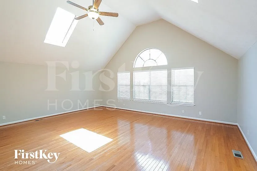 4 bed, 3.0 bath, 2776 sqft, $3,075 — Photo 3