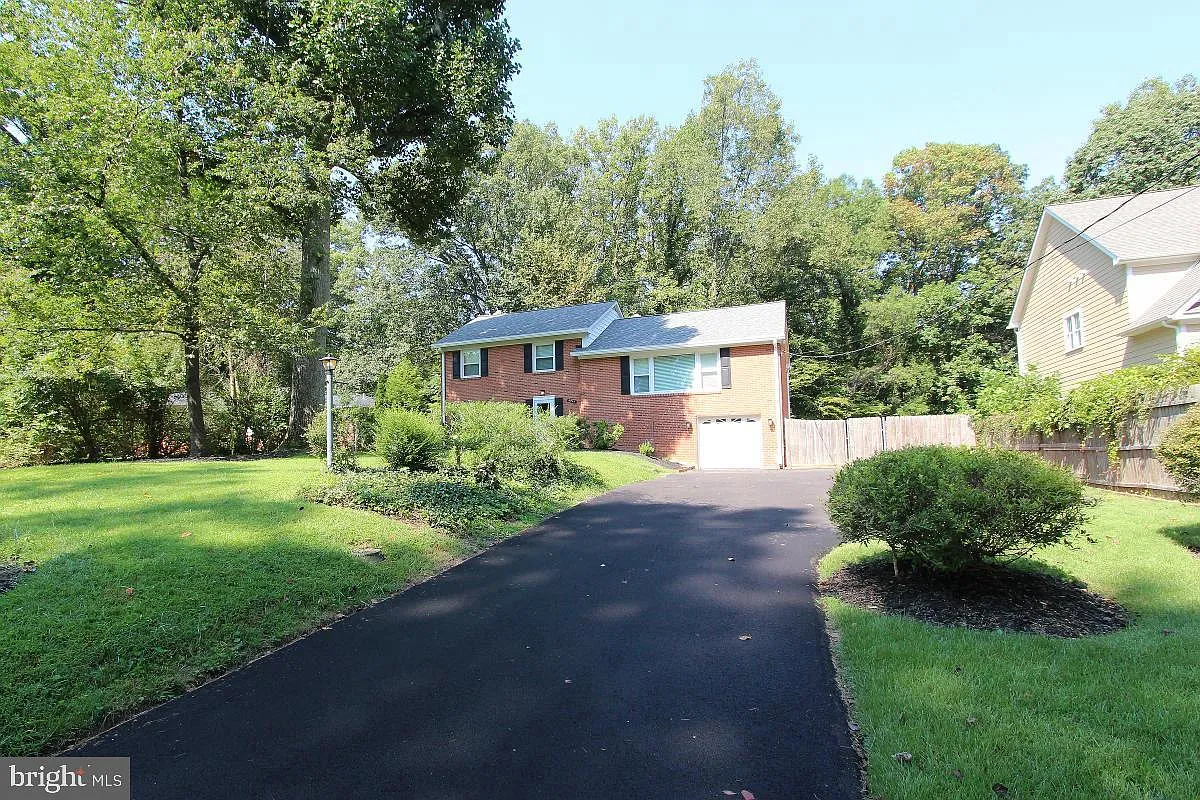 4 bed, 3.0 bath, 2098 sqft, $4,600 — Photo 1