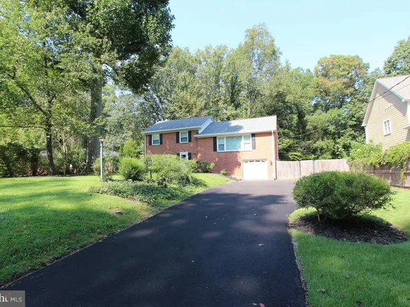 6915 Wilson Ln, Bethesda, MD 20817