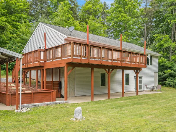 3231 W 16th St, Fremont, MI 49412
