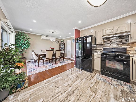 4th image of 10 Carle Road