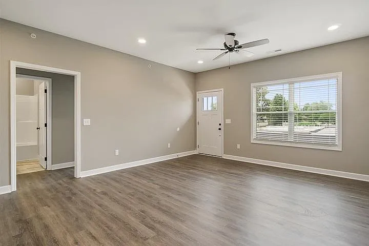 2 bed, 1100 sqft, $1,200 — Photo 3