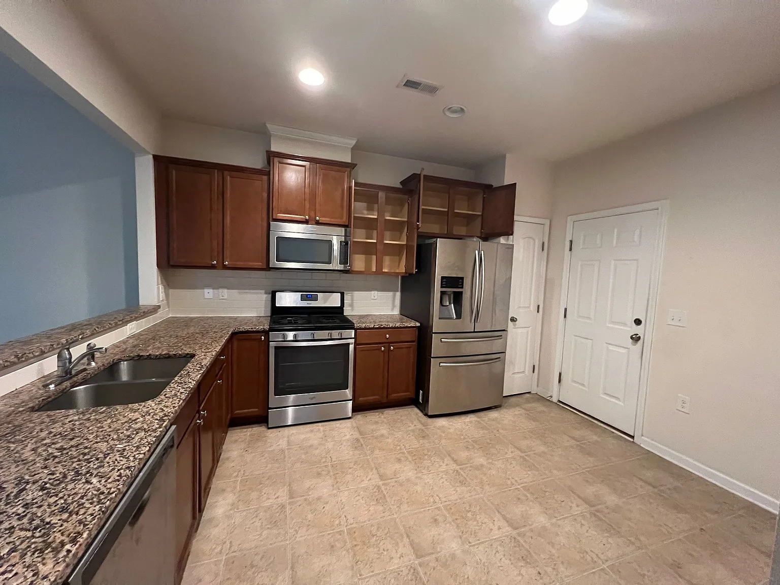 3 bed, 2.5 bath, 1776 sqft, $2,100 — Photo 4