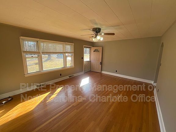 5th image of 678 Hillsborough Rd