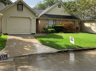 650 E Country Grove Cir, Pearland, TX 77584