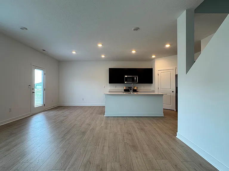1577 Albatross St — Photo 5