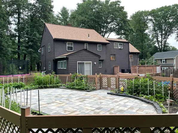 8 Carriage Hill Rd, Andover, MA 01810