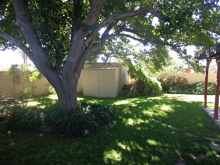 914 Sunset Dr — Photo 3