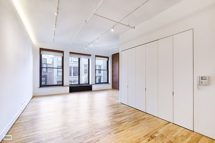 1st image of 16 E 17th St