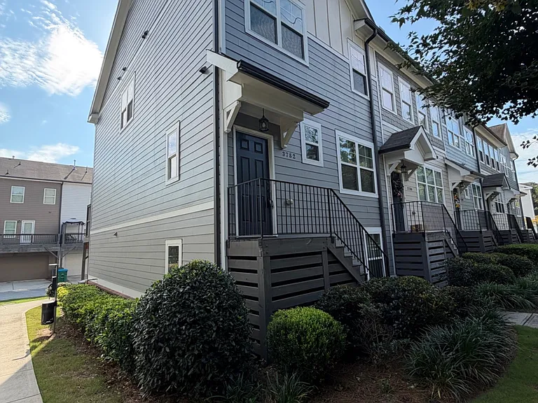 3782 Oxford Cir — Photo 2