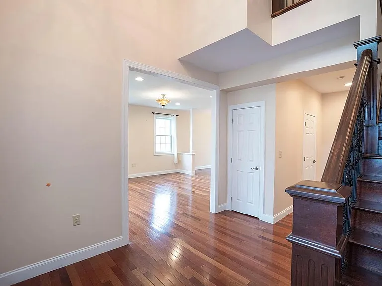 120 Meadowview Dr — Photo 4