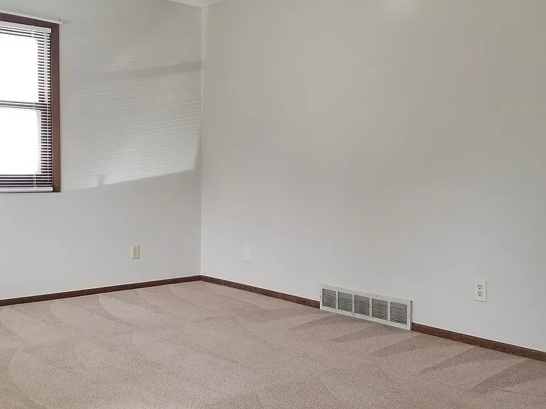 1529 Linda Dr — Photo 2