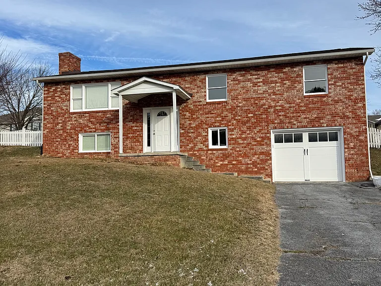 211 Clifford Dr — Photo 1