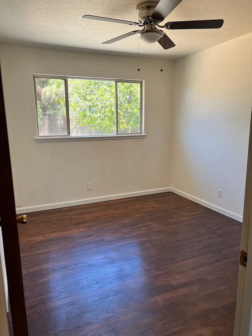 Clovis Home-Convenient location to shopping & entertainment — Photo 2