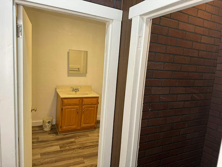 Bathroom/Closet