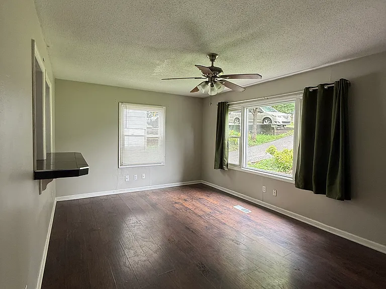 2601 Gaston Ave — Photo 2