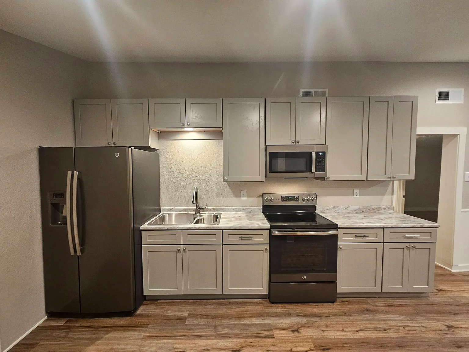 2 bed, 720 sqft, $1,200 — Photo 2
