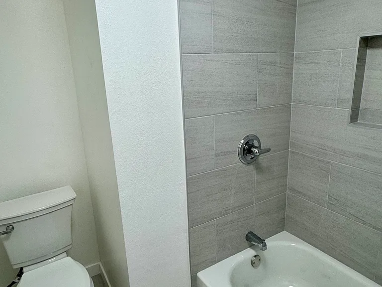 Full bathroom 1