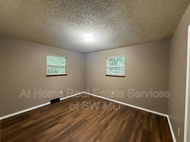 605 W Bluegrass Rd — Photo 7
