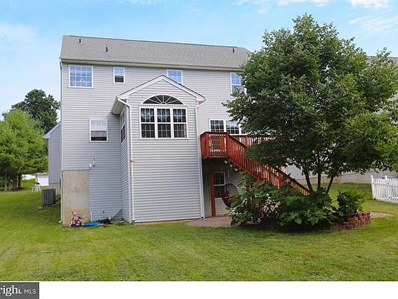 2nd image of 702 Carriage Cir