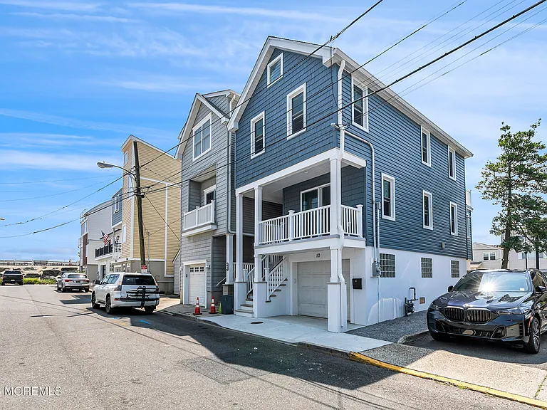 10 NE Church St — Photo 1